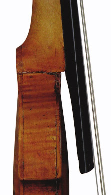 這款1760年左右的英式小手袋收藏于英國牛津的阿什莫林博物館，其細節展示了楔形實心烏木指板和高于肚皮邊緣的指板